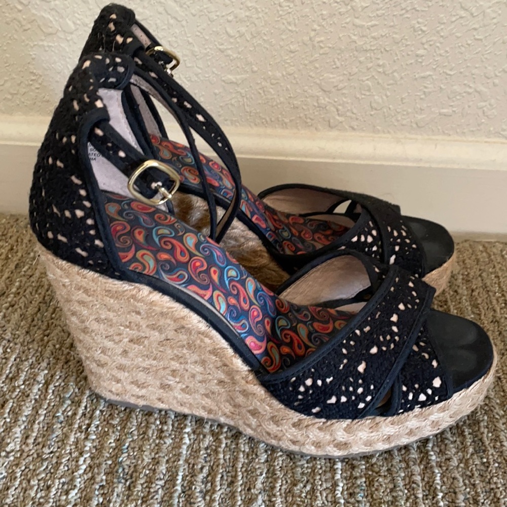 💫CLOSING SALE💫Black lace and hemp wedges
